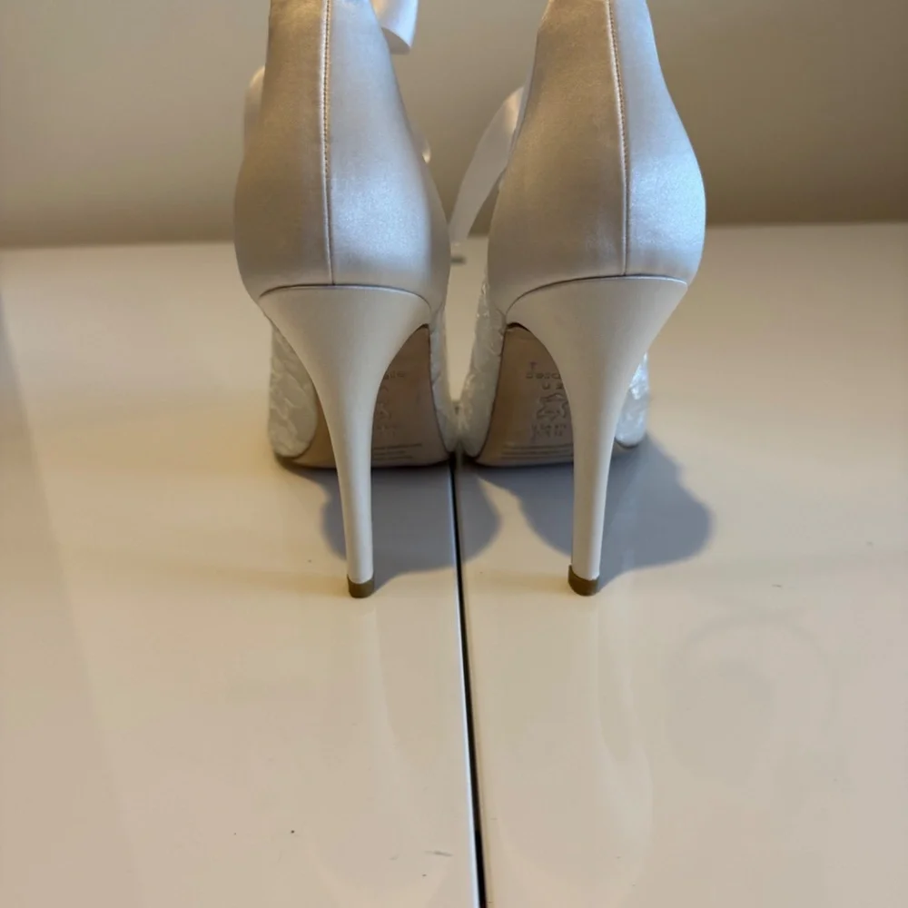 Bella Belle Nikki Ivory Silk Bridal Heels Booties 9.5 Wedding - Picture 5 of 6